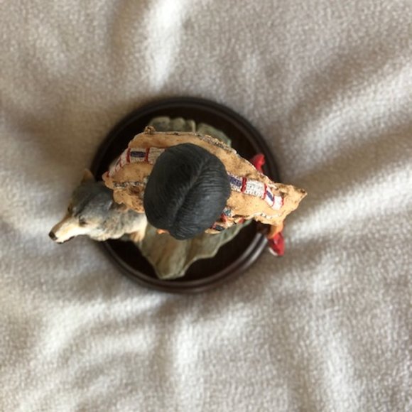 Country Artists Call of the Warrior Indian woman with wolf figurine - Picture 9 of 13